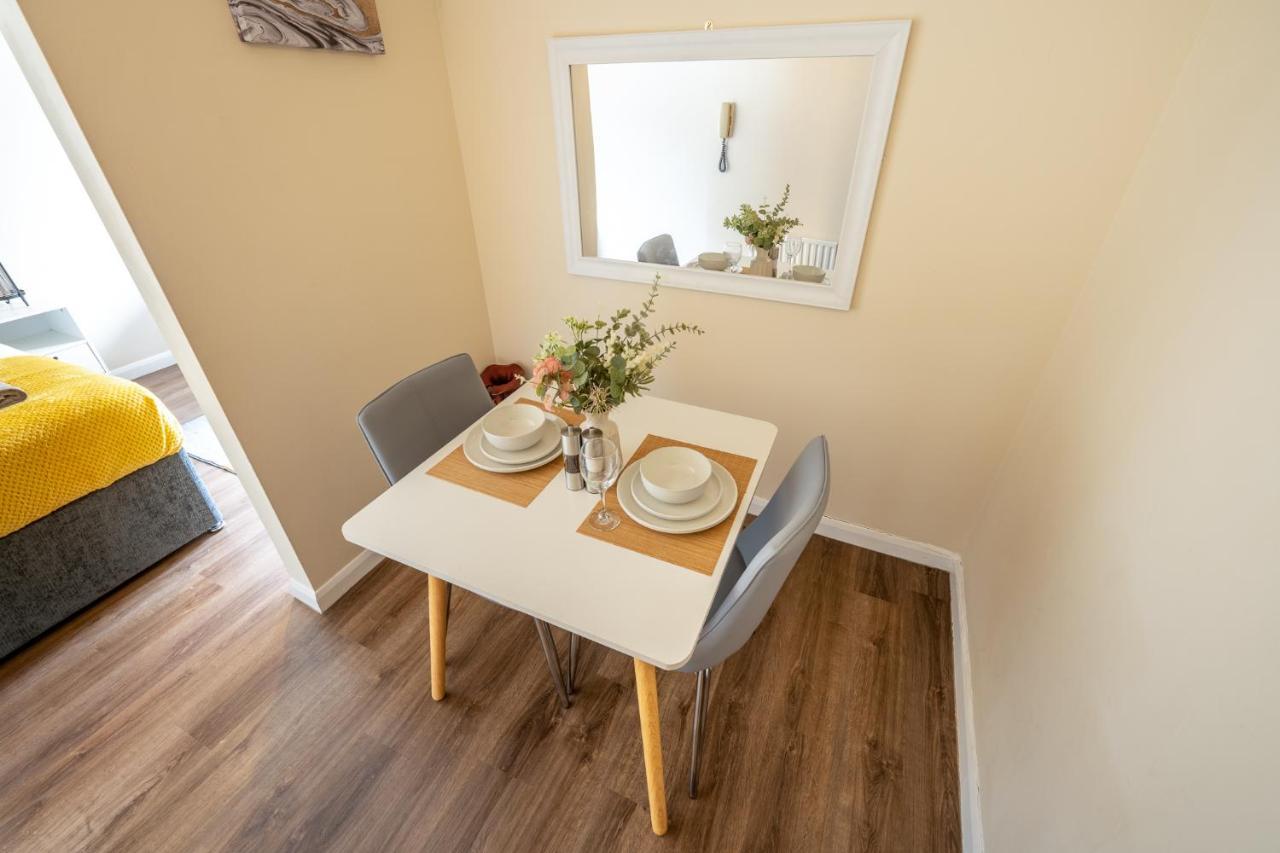 Grange Studio Apartment - Heathrow Staines-upon-Thames Exterior foto